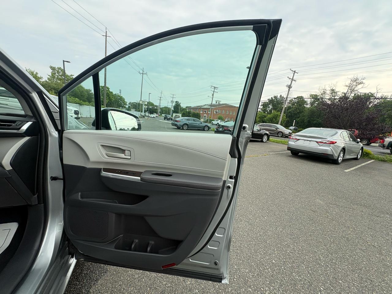Toyota Sienna LE FWD 8-Passenger (Natl) 2023