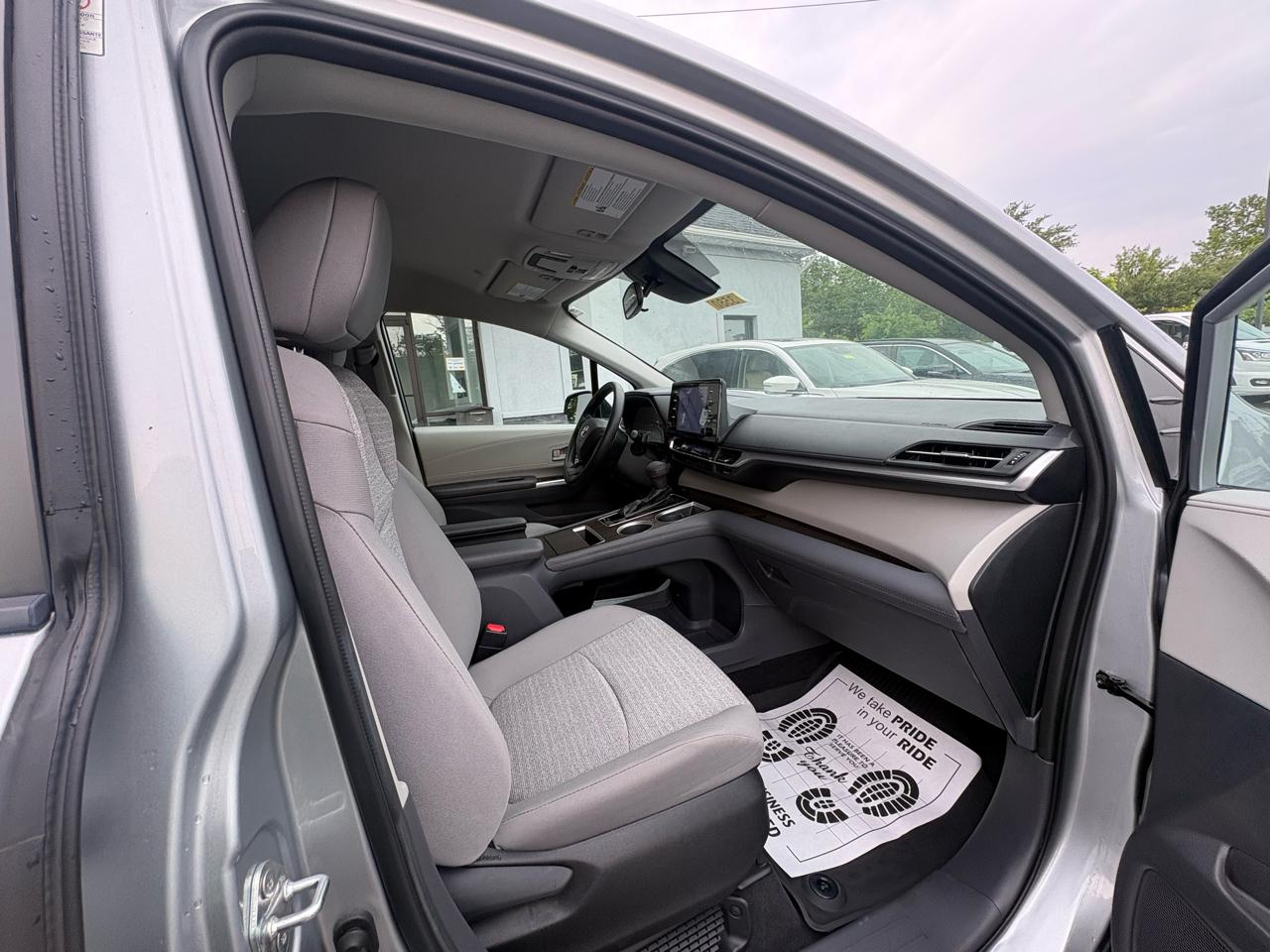 Toyota Sienna LE FWD 8-Passenger (Natl) 2023