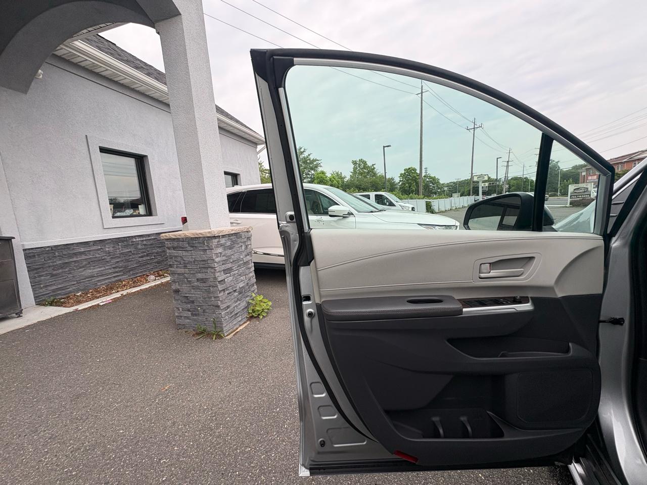 Toyota Sienna LE FWD 8-Passenger (Natl) 2023