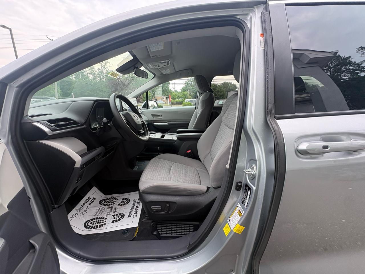 Toyota Sienna LE FWD 8-Passenger (Natl) 2023