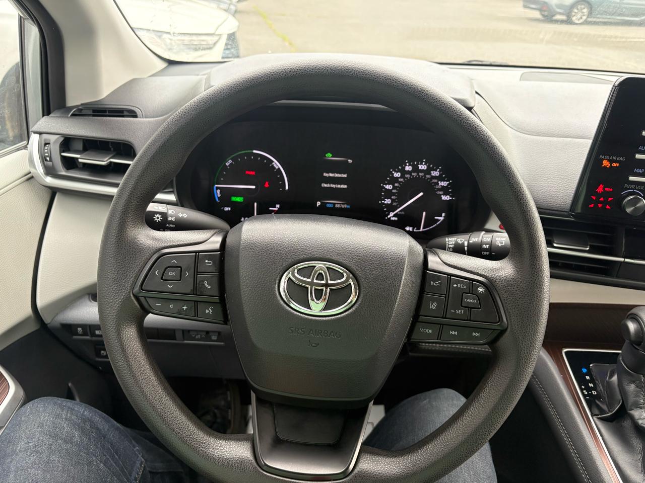 Toyota Sienna LE FWD 8-Passenger (Natl) 2023