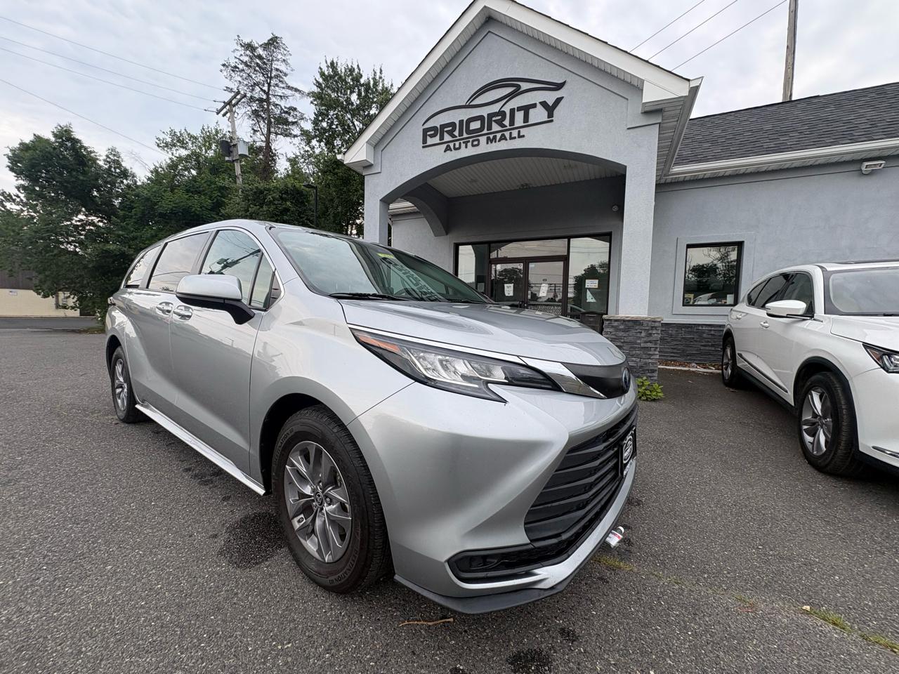 Toyota Sienna LE FWD 8-Passenger (Natl) 2023