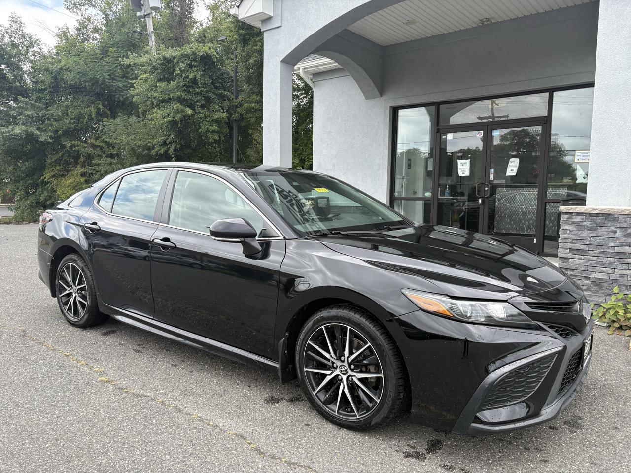 Toyota Camry SE 2023
