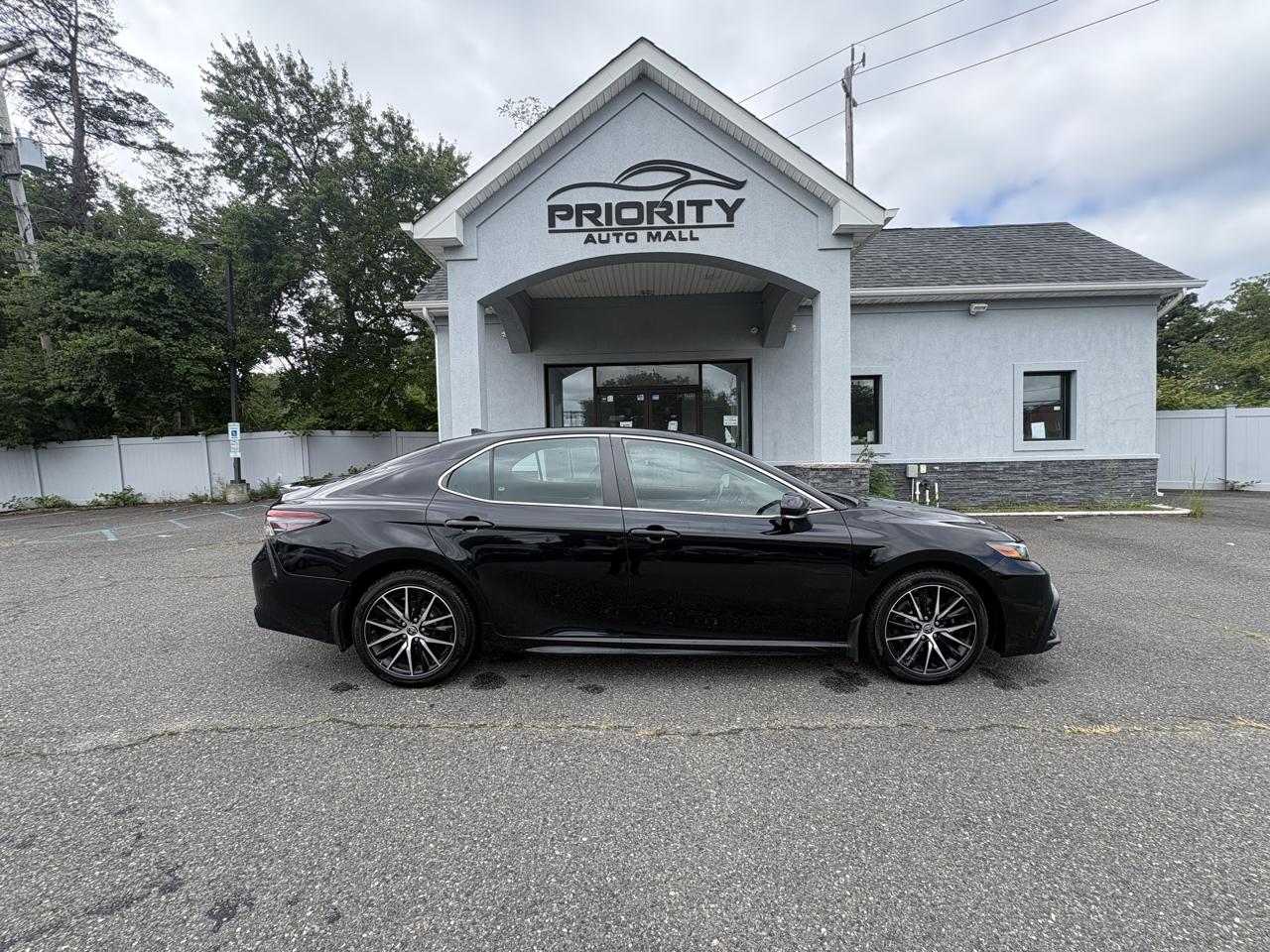 Toyota Camry SE 2023