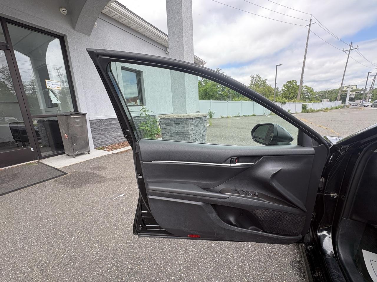 Toyota Camry SE 2023