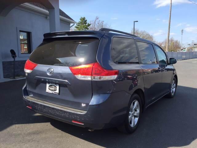 Toyota Sienna 5dr 7-Pass Van V6 LE FWD (Natl) 2013