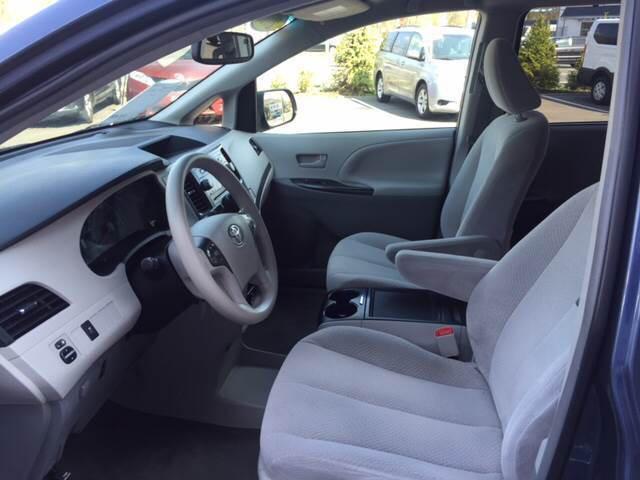 Toyota Sienna 5dr 7-Pass Van V6 LE FWD (Natl) 2013