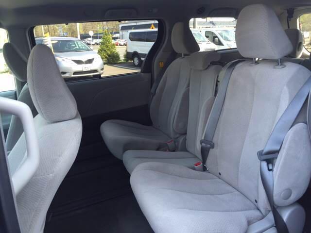 Toyota Sienna 5dr 7-Pass Van V6 LE FWD (Natl) 2013