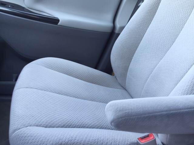 Toyota Sienna 5dr 7-Pass Van V6 LE FWD (Natl) 2013