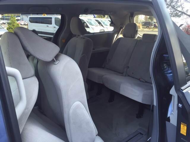 Toyota Sienna 5dr 7-Pass Van V6 LE FWD (Natl) 2013