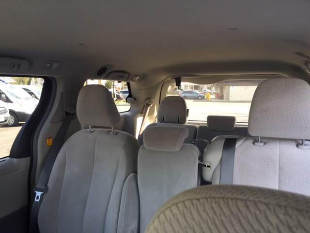 Toyota Sienna 5dr 7-Pass Van V6 LE FWD (Natl) 2013