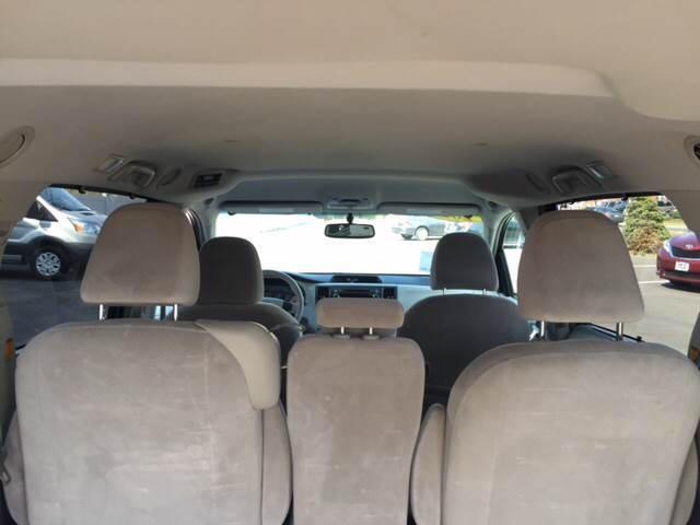 Toyota Sienna 5dr 7-Pass Van V6 LE FWD (Natl) 2013