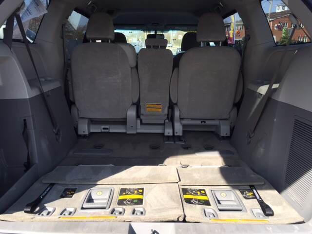 Toyota Sienna 5dr 7-Pass Van V6 LE FWD (Natl) 2013