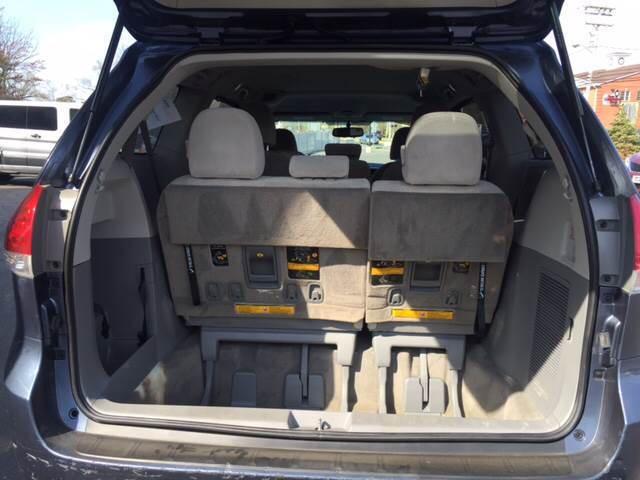 Toyota Sienna 5dr 7-Pass Van V6 LE FWD (Natl) 2013