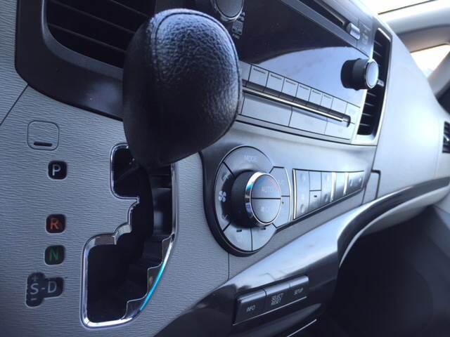 Toyota Sienna 5dr 7-Pass Van V6 LE FWD (Natl) 2013