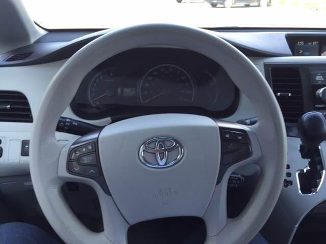 Toyota Sienna 5dr 7-Pass Van V6 LE FWD (Natl) 2013