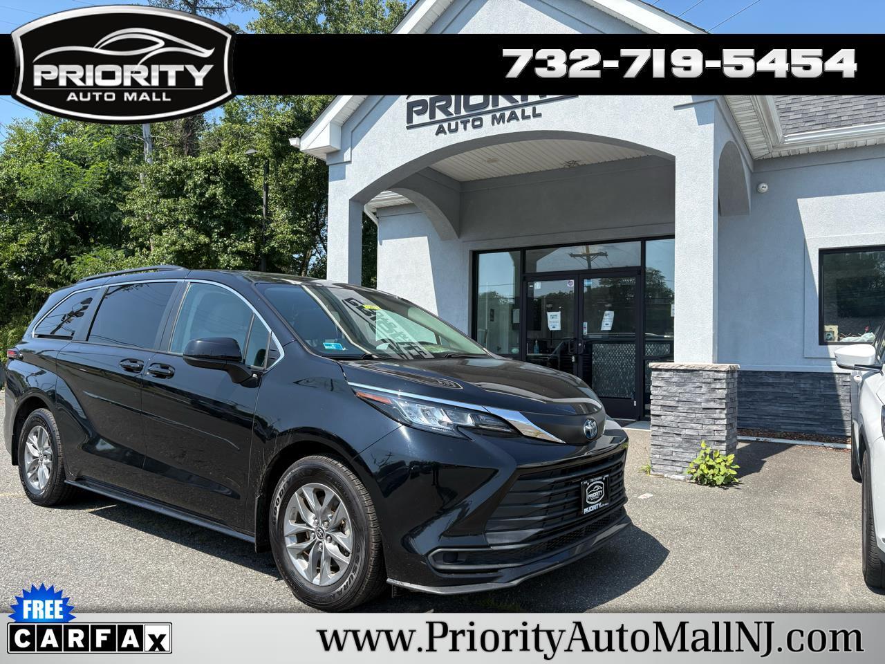 2022 Toyota Sienna LE FWD 8-Passenger (Natl)