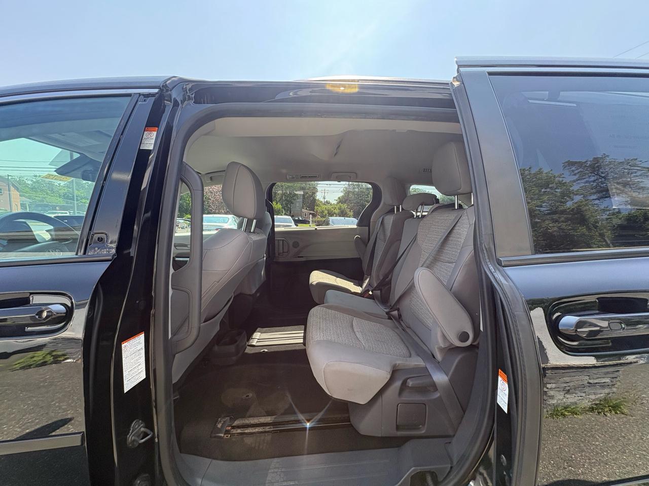 Toyota Sienna LE FWD 8-Passenger (Natl) 2022