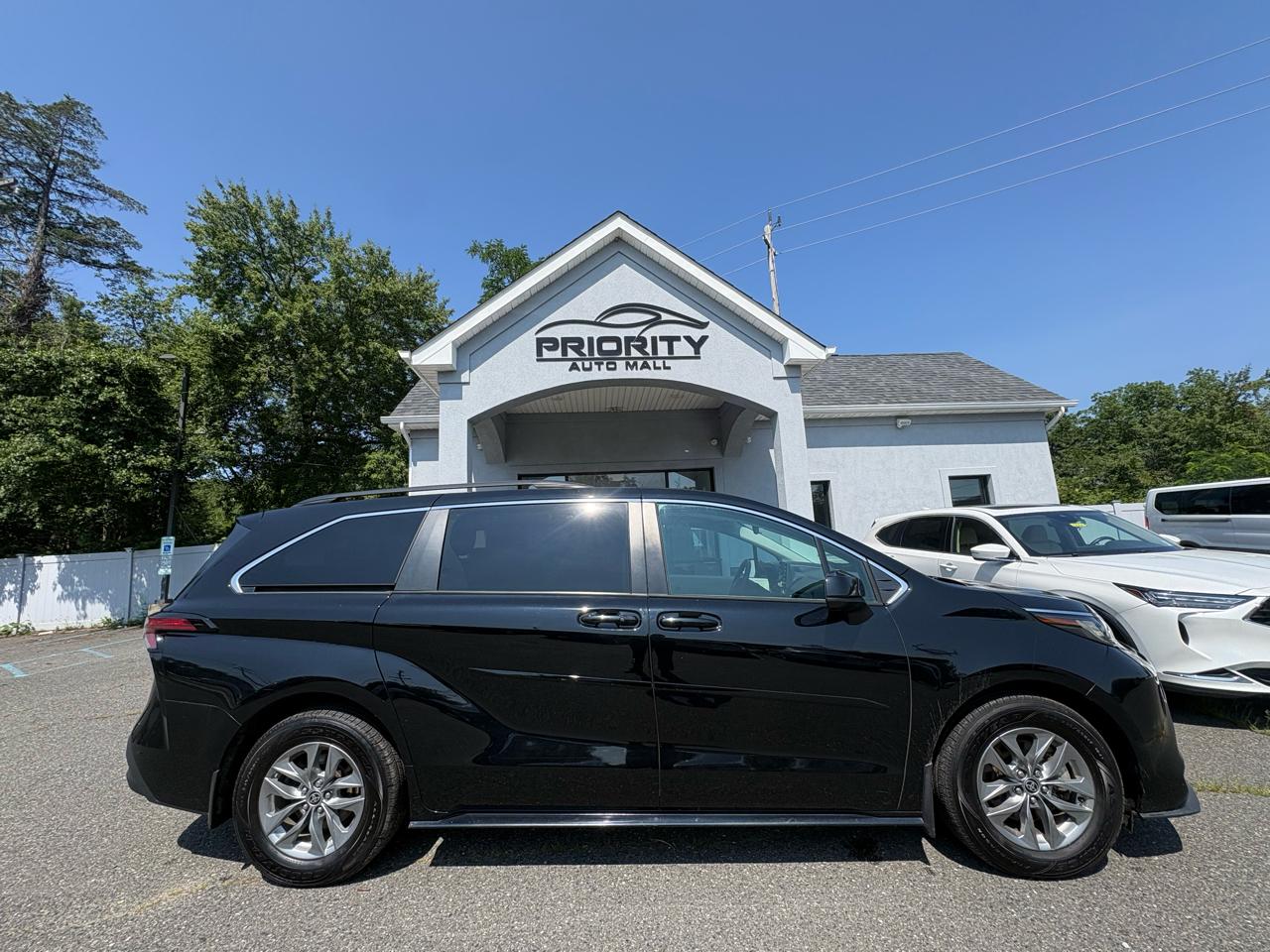 Toyota Sienna LE FWD 8-Passenger (Natl) 2022