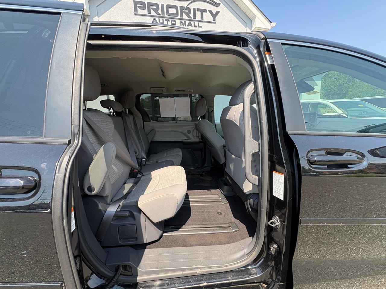 Toyota Sienna LE FWD 8-Passenger (Natl) 2022