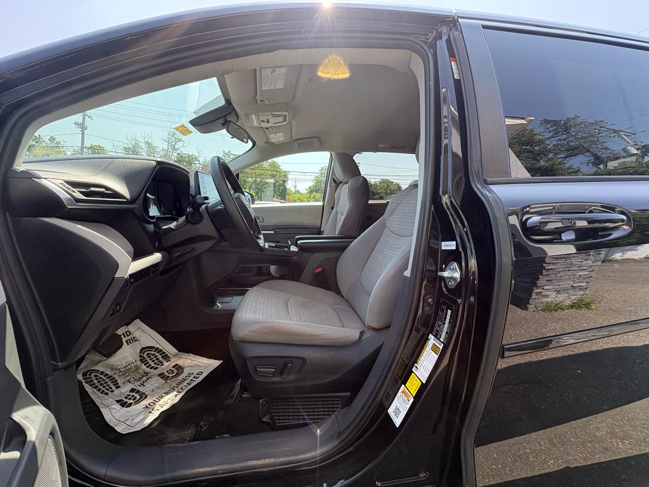 Toyota Sienna LE FWD 8-Passenger (Natl) 2022