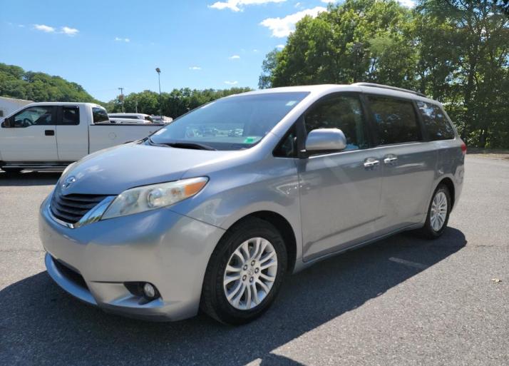 Toyota Sienna 5dr 7-Pass Van V6 XLE AAS FWD (Natl) 2011