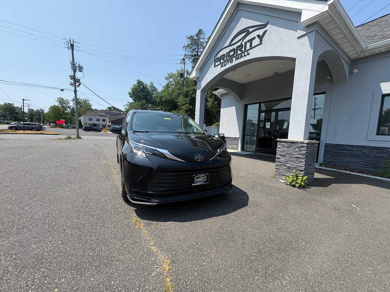 Toyota Sienna LE FWD 8-Passenger (Natl) 2023