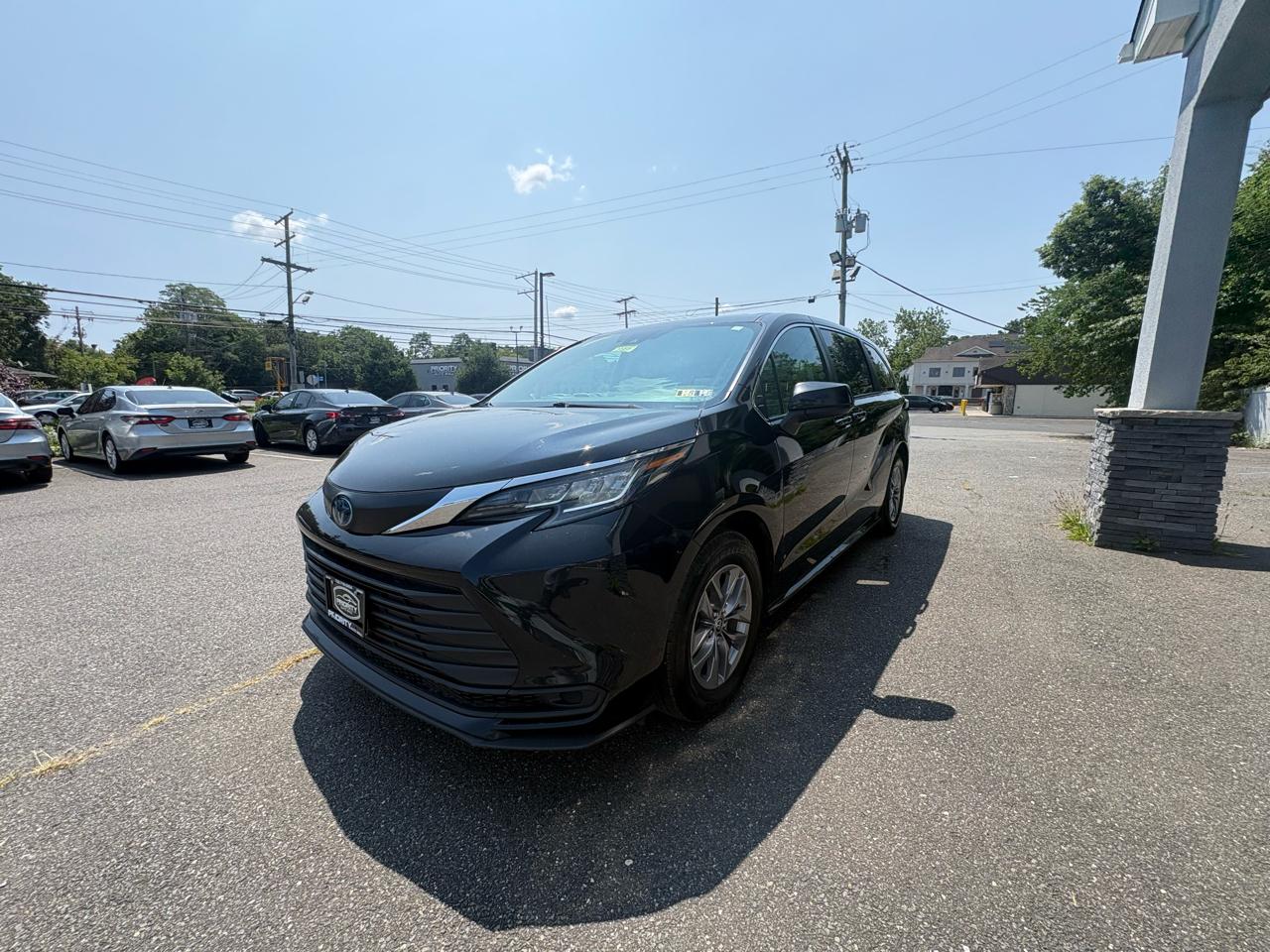 Toyota Sienna LE FWD 8-Passenger (Natl) 2023