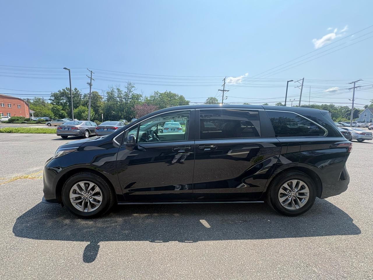 Toyota Sienna LE FWD 8-Passenger (Natl) 2023