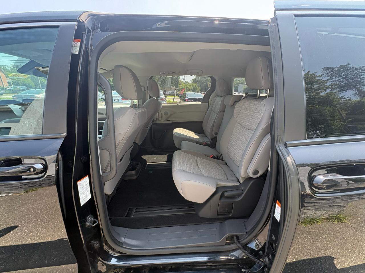 Toyota Sienna LE FWD 8-Passenger (Natl) 2023