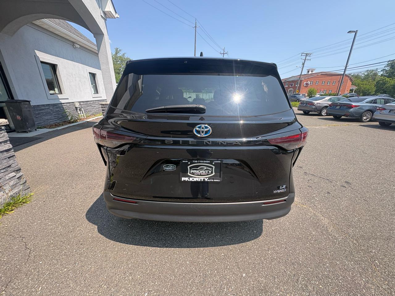 Toyota Sienna LE FWD 8-Passenger (Natl) 2023
