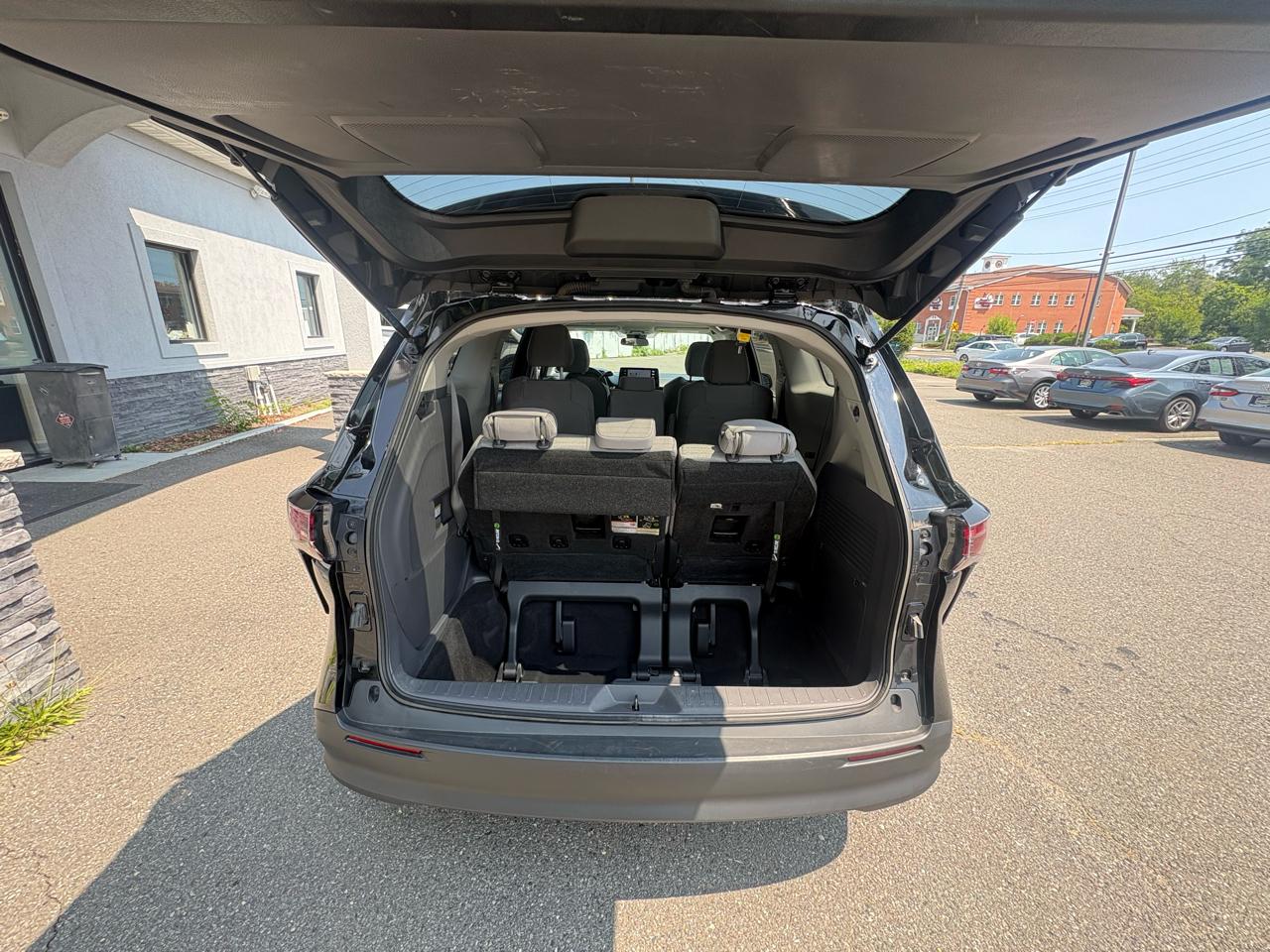 Toyota Sienna LE FWD 8-Passenger (Natl) 2023