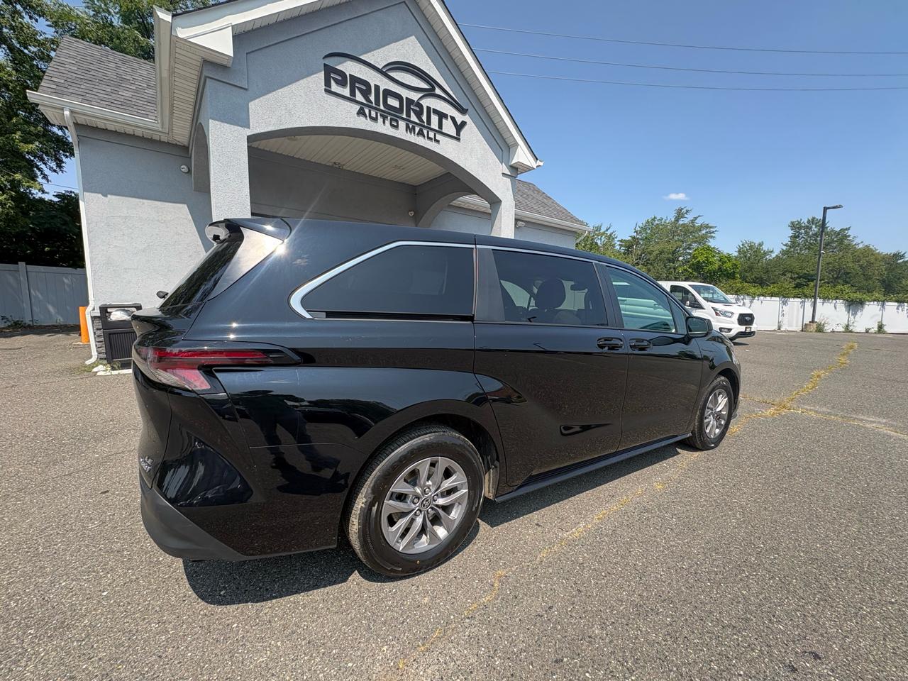 Toyota Sienna LE FWD 8-Passenger (Natl) 2023