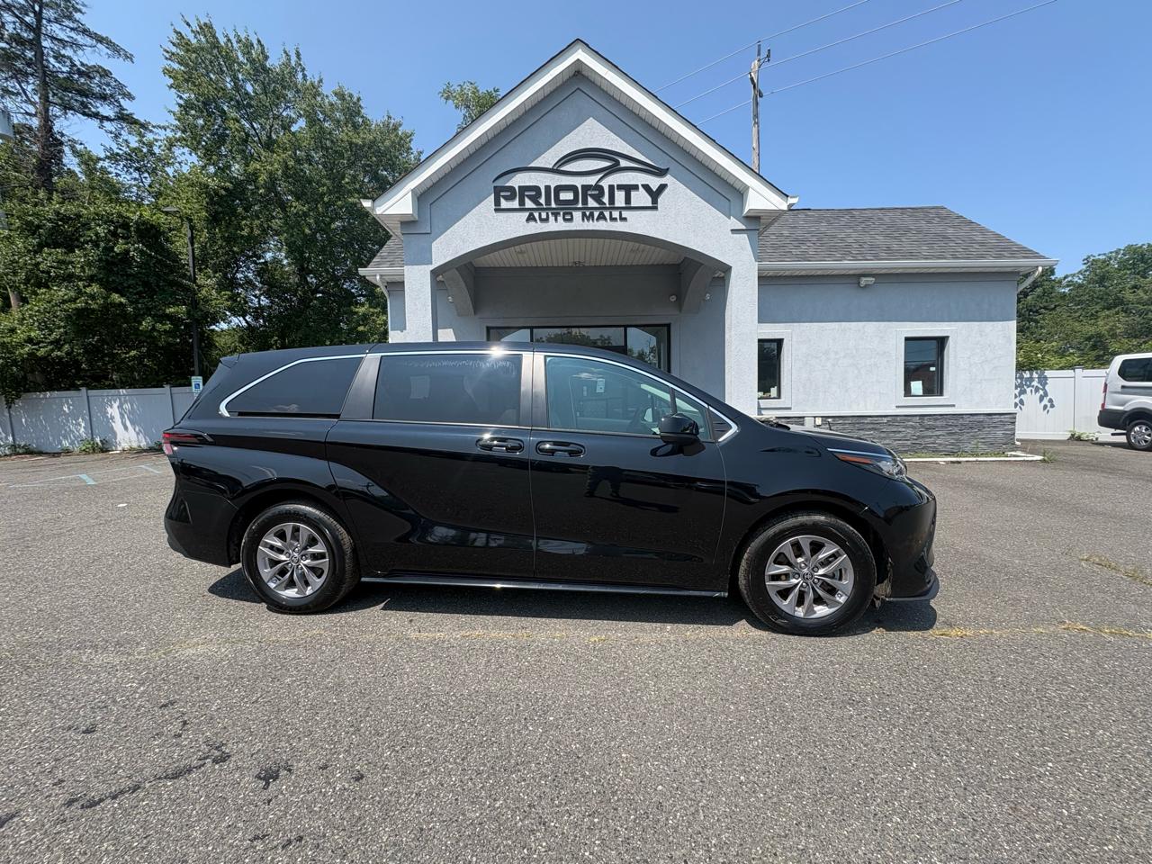 Toyota Sienna LE FWD 8-Passenger (Natl) 2023