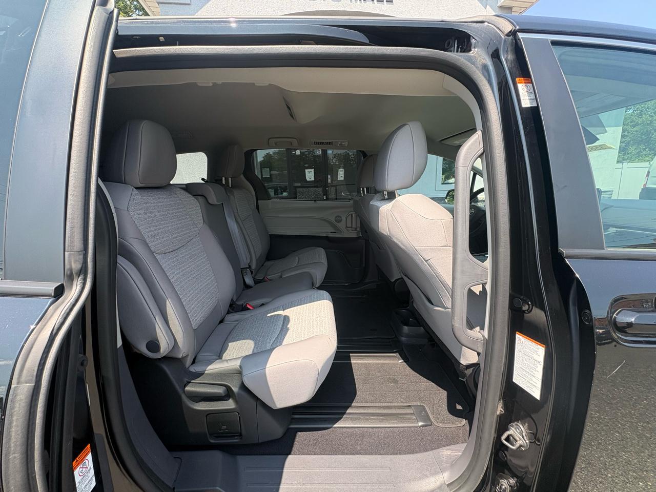Toyota Sienna LE FWD 8-Passenger (Natl) 2023