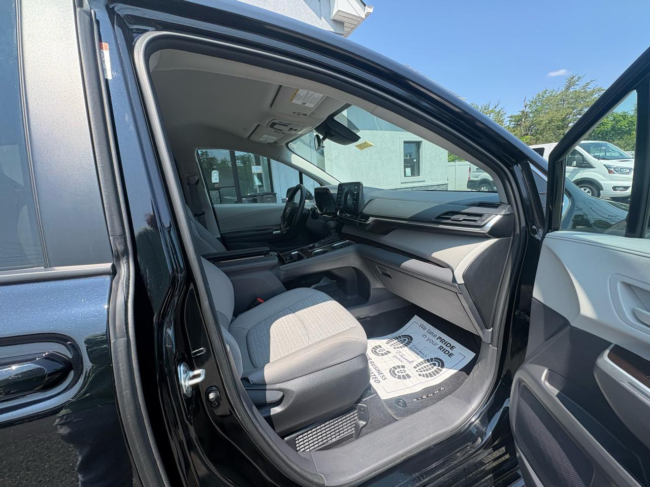 Toyota Sienna LE FWD 8-Passenger (Natl) 2023