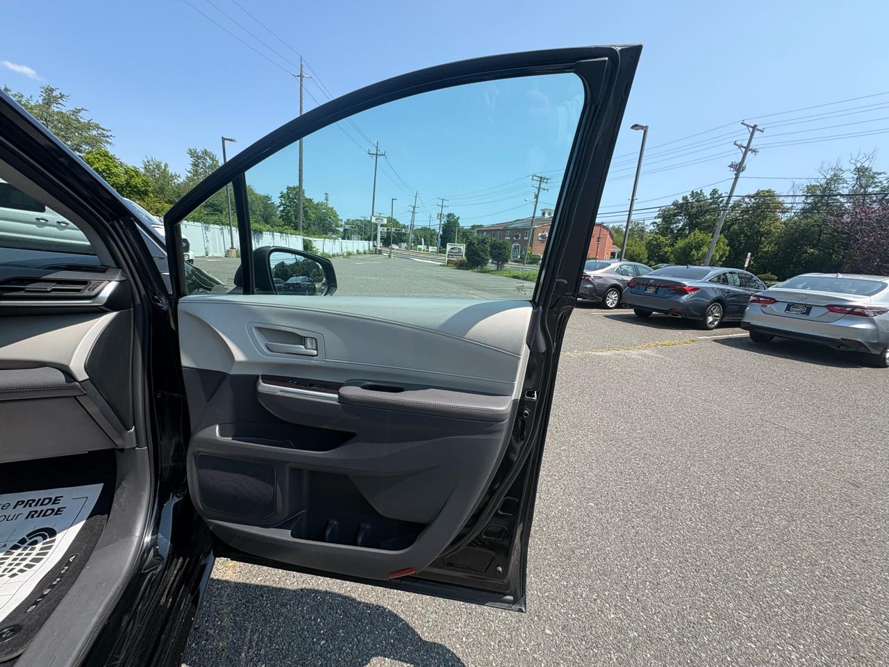 Toyota Sienna LE FWD 8-Passenger (Natl) 2023