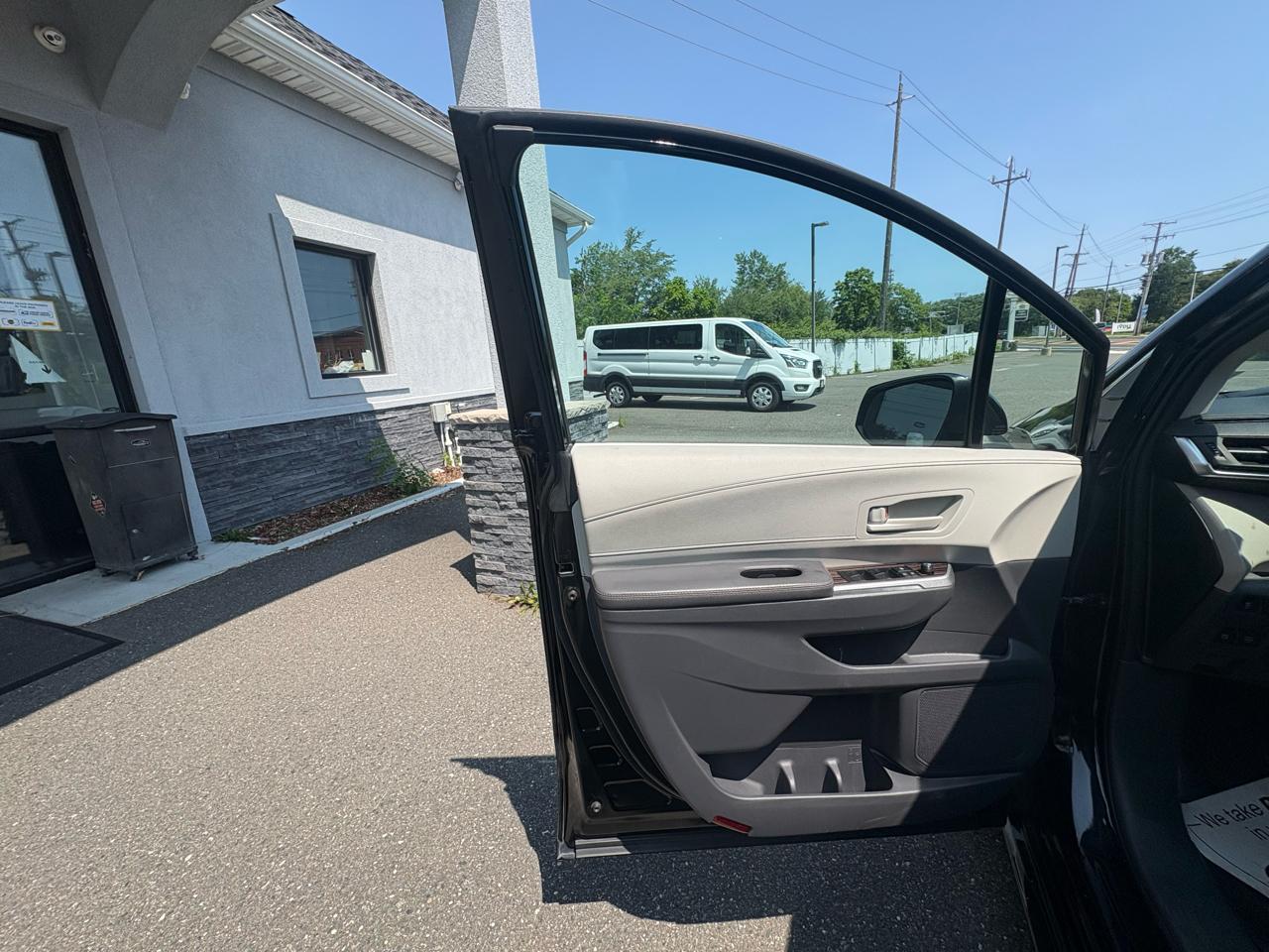 Toyota Sienna LE FWD 8-Passenger (Natl) 2023