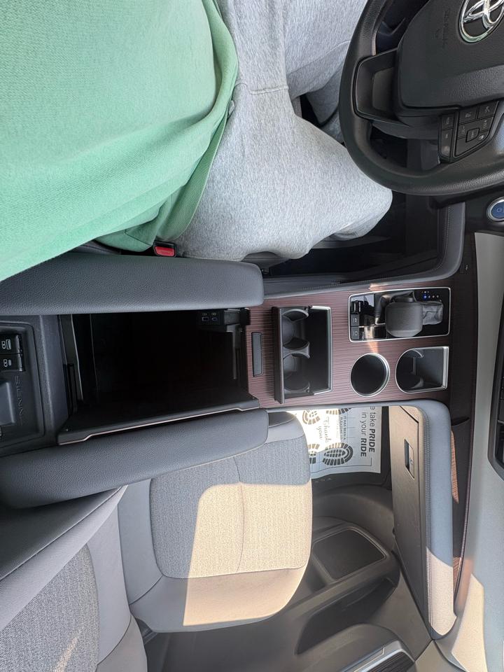 Toyota Sienna LE FWD 8-Passenger (Natl) 2023
