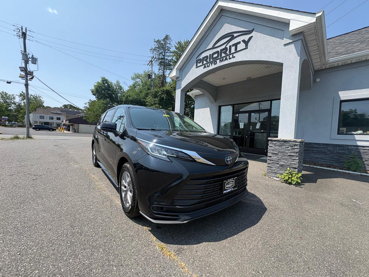 Toyota Sienna LE FWD 8-Passenger (Natl) 2023