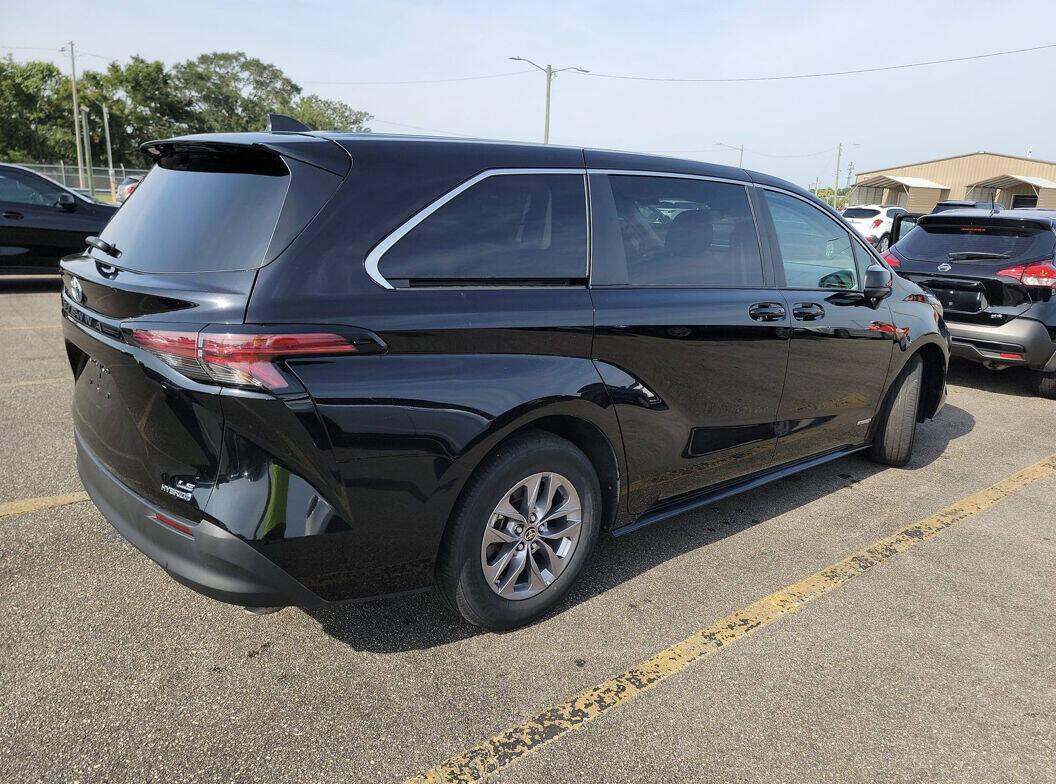 Toyota Sienna LE FWD 8-Passenger (Natl) 2021