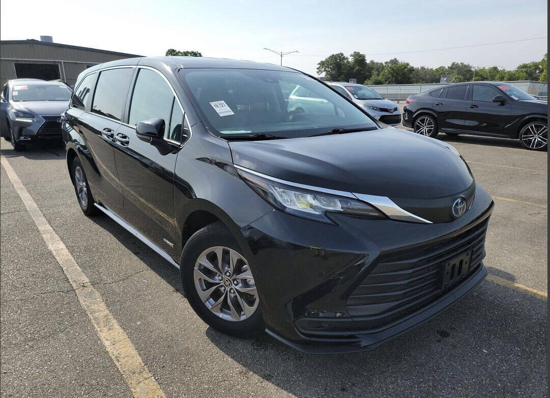 Toyota Sienna LE FWD 8-Passenger (Natl) 2021