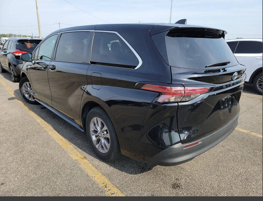 Toyota Sienna LE FWD 8-Passenger (Natl) 2021