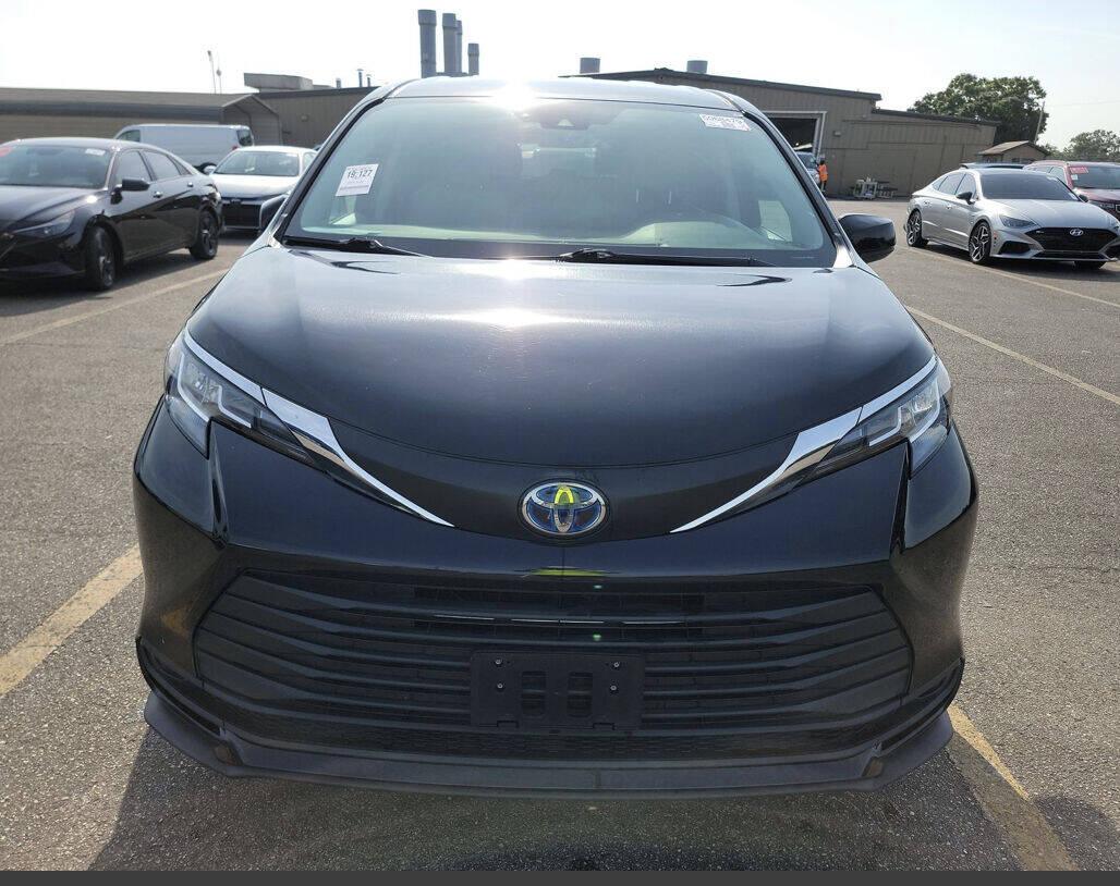 Toyota Sienna LE FWD 8-Passenger (Natl) 2021