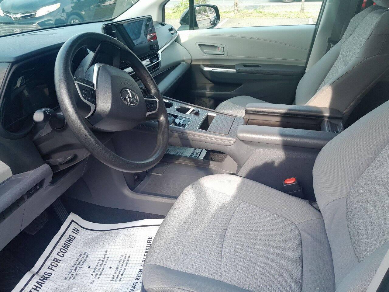 Toyota Sienna LE FWD 8-Passenger (Natl) 2021