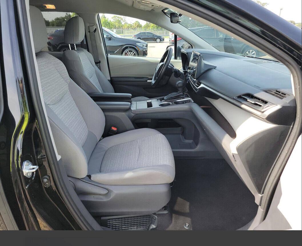 Toyota Sienna LE FWD 8-Passenger (Natl) 2021