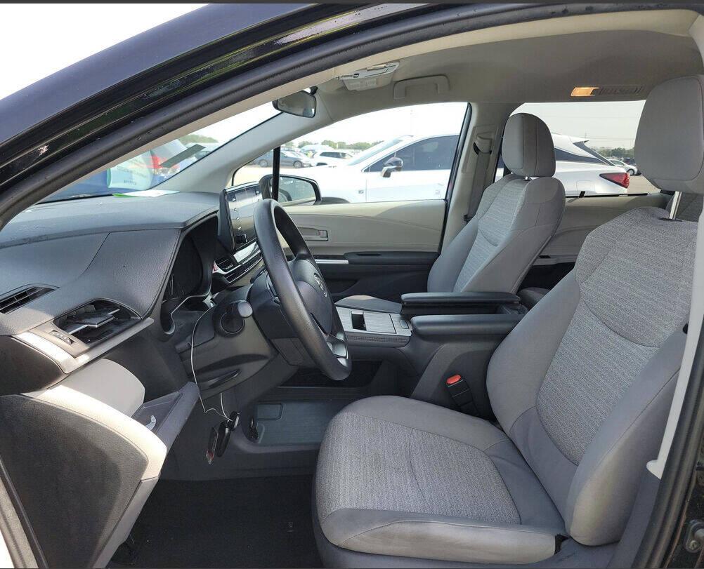 Toyota Sienna LE FWD 8-Passenger (Natl) 2021