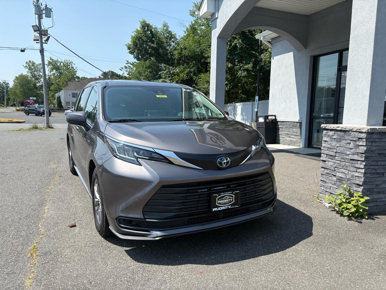 Toyota Sienna LE FWD 8-Passenger (Natl) 2022