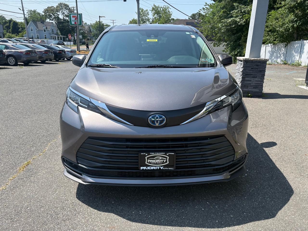 Toyota Sienna LE FWD 8-Passenger (Natl) 2022