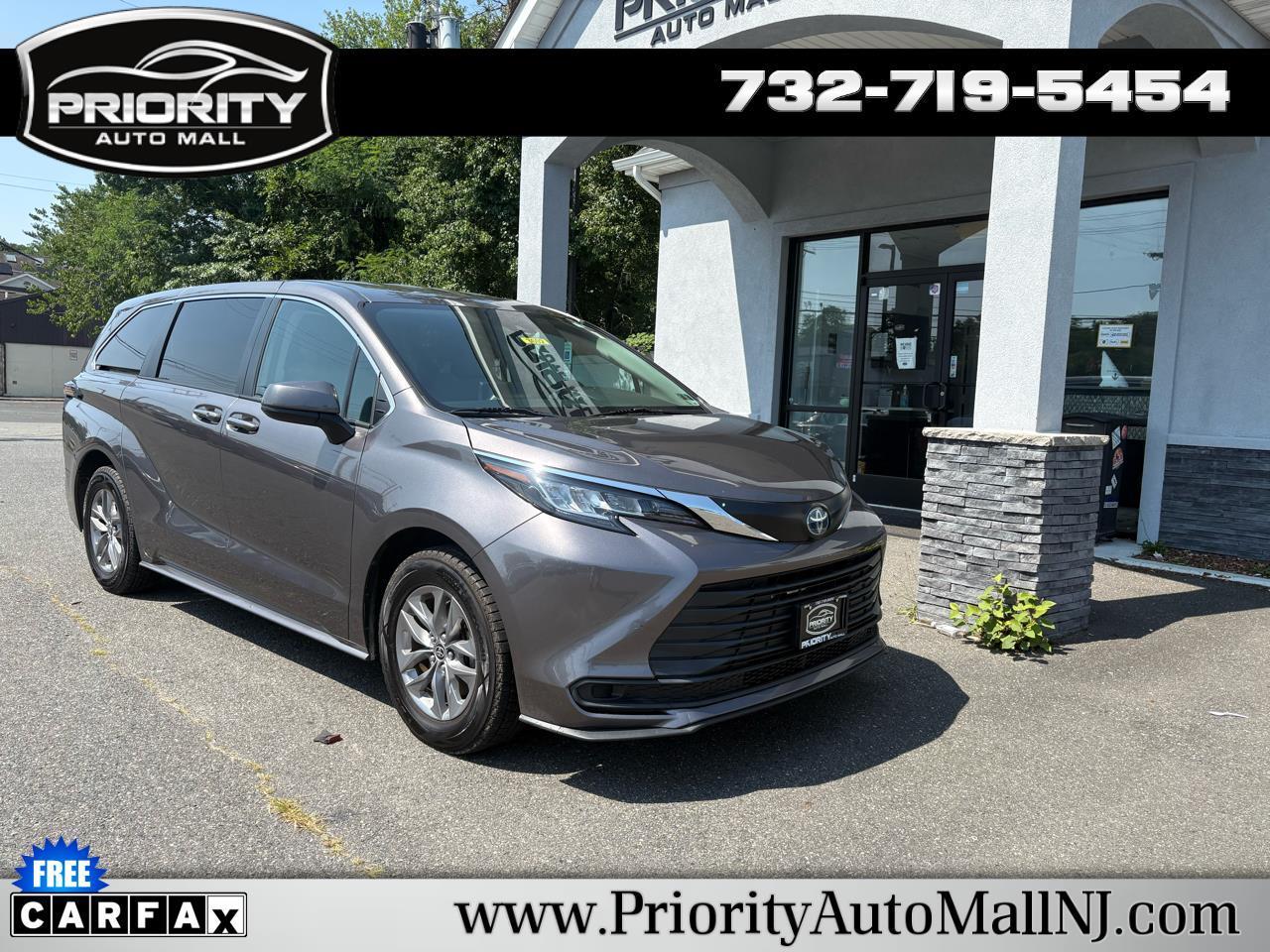 2022 Toyota Sienna LE FWD 8-Passenger (Natl)